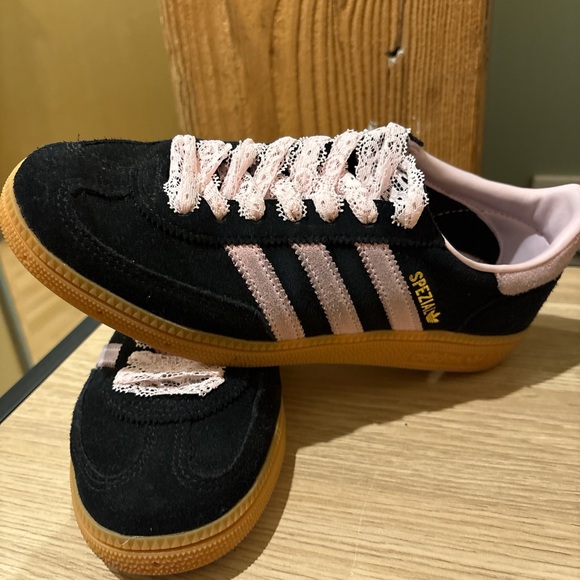 Adidas Kids Black and Pink Sneakers with Gold Detail - Picture 1 of 2